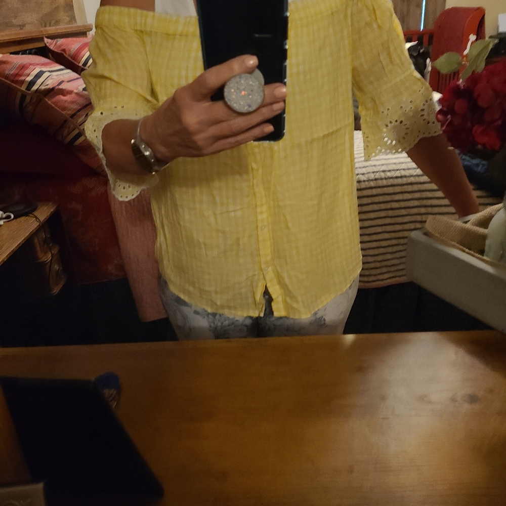 Old Navy off shoulder top. - Picture 3 of 4